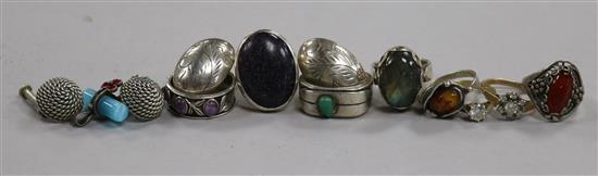 Mixed jewellery including silver rings etc.